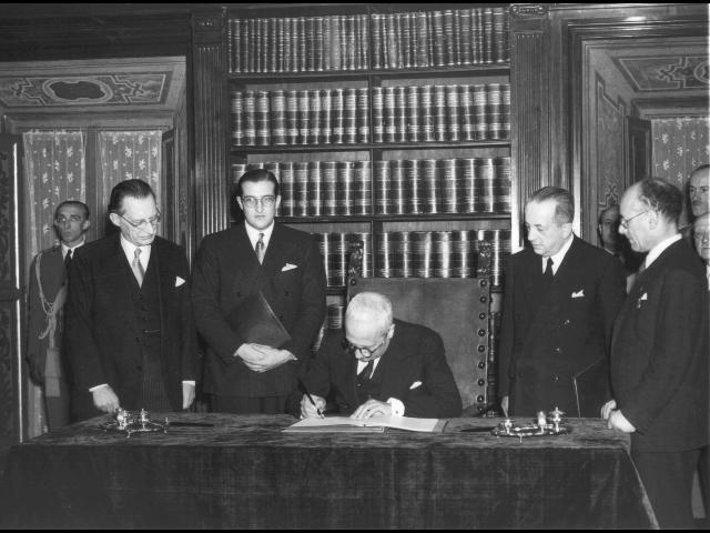 President_Enrico_De_Nicola_sign_the_Italian_Constitution_1947